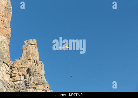 Hélicoptère jaune utilisé pour les opérations de secours, de médecine de sauvetage par hélicoptère de sauvetage volant alpiniste blessé sur le Tre Cime. L'Italie, Dolomites Banque D'Images