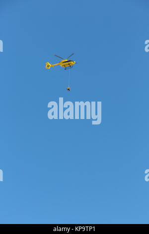 Hélicoptère jaune utilisé pour les opérations de secours, de médecine de sauvetage par hélicoptère de sauvetage volant alpiniste blessé sur le Tre Cime. L'Italie, Dolomites Banque D'Images