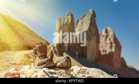 Bottes pour les montagnes pour la randonnée sur l'arrière-plan de la région des Dolomites Tre Cimme, Italie. Des chaussures de randonnée d'un randonneur sur un rocher dans les montagnes. Banque D'Images