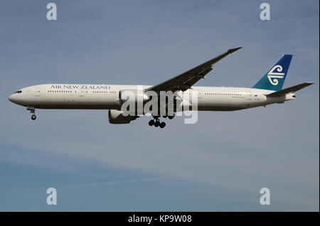 Avion de ligne Air New Zealand Boeing 777 -319ER ZK-OKO atterrissant à l'aéroport de Londres Heathrow, Royaume-Uni. ANZ 777. Profil latéral Banque D'Images