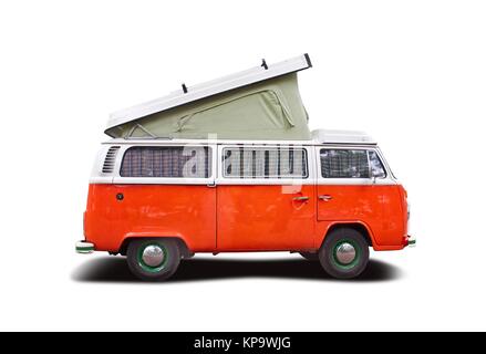 Retro Orange mini van camping-Vue de côté isolé sur blanc avec toit ouvert Banque D'Images