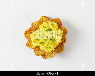 Oeufs brouillés avec ciboulette sur toast Banque D'Images