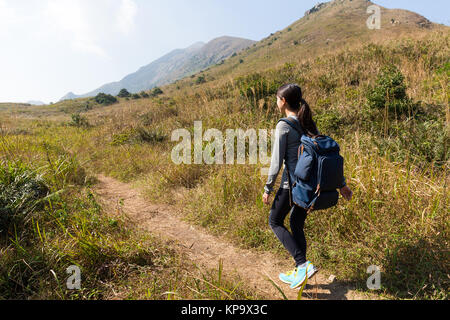 Jeune femme partir en randonnée Banque D'Images