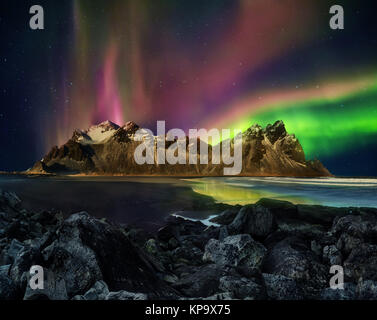 Stockknes Vestrahorn montagnes avec aurore boréale, l'Islande. L'un des plus beaux célèbre le patrimoine de la nature en Islande. Banque D'Images