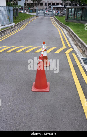 Cônes rouges et jaunes d'avertissement à rayures road Banque D'Images