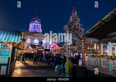 La féerie d'hiver dans la vieille place du marché, la ville de Nottingham Nottinghamshire England UK Banque D'Images
