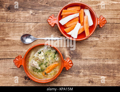 Soupe de poulet frais et sains avec des légumes Banque D'Images