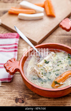 Soupe de poulet frais et sains avec des légumes Banque D'Images