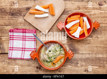 Soupe de poulet frais et sains avec des légumes Banque D'Images