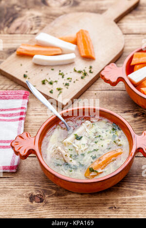 Soupe de poulet frais et sains avec des légumes Banque D'Images