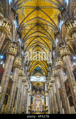 MILAN, ITALIE - 24 octobre 2017 : l'intérieur de la cathédrale de Milan (Duomo di Milano). Duomo de Milan est la plus grande église en Italie et le cinquième plus grand je Banque D'Images