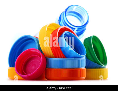 La composition avec des bouteilles en plastique et bouchons isolated on white Banque D'Images
