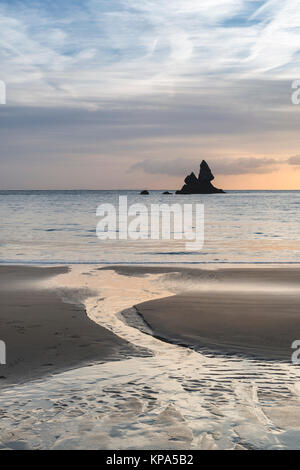 Lever du soleil magnifique de landsdcape Broadhaven Bay sur la plage idyllique de la côte du Pembrokeshire au Pays de Galles Banque D'Images