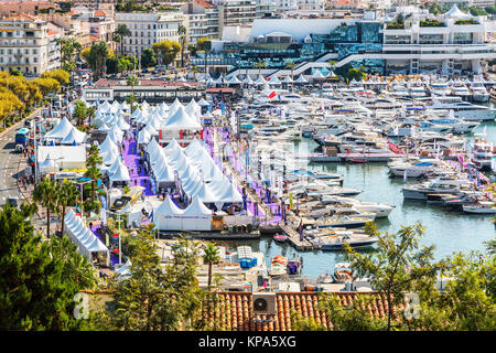 CANNES, FRANCE - 9 septembre 2015. Yachts ancrés au port Pierre Canto au Boulevard de la Croisette à Cannes, France. FESTIVAL DE LA PLAISANCE 2015 Banque D'Images