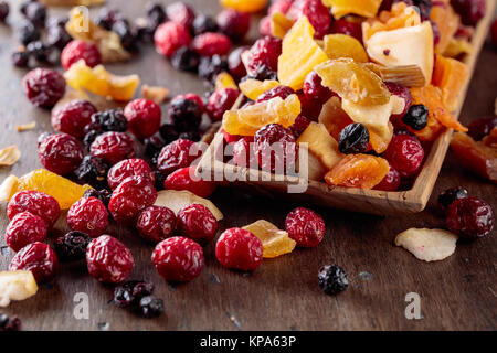 Mélange de fruits secs et de baies sur une table en bois. Banque D'Images