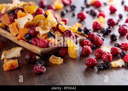 Mélange de fruits secs et de baies sur une table en bois. Banque D'Images