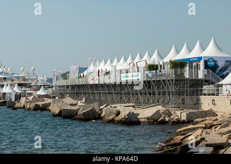 CANNES, FRANCE - 9 septembre 2015. Yachts ancrés au port Pierre Canto au Boulevard de la Croisette à Cannes, France. FESTIVAL DE LA PLAISANCE 2015 Banque D'Images