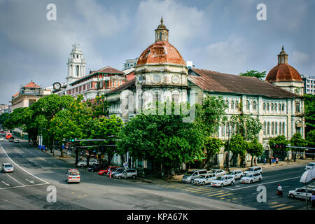 Immeuble ancien avec design colonial, à l'angle de Pansodan Street et Strand Road à Yangon, Myanmar, mai-2017 Banque D'Images