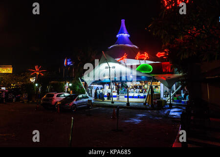 Jakarta, Indonésie - 16 mars 2016 : nuit vue sur le restaurant de poisson sur la plage Ancol à Jakarta. L'INDONÉSIE Banque D'Images