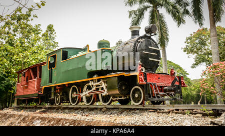 Ancien train est garé dans le parc, d'étudier de près, Yangon, Myanmar, avril-2017 Banque D'Images