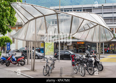 Bellinzona, Suisse - 28 mai 2016 : aire de stationnement de vélos modernes avec un original toit bouclés à Bellinzona, Suisse. Banque D'Images