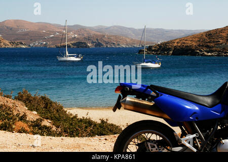 Yachts debout dans le magnifique lagon. Bike bleu à l'avant-plan Banque D'Images