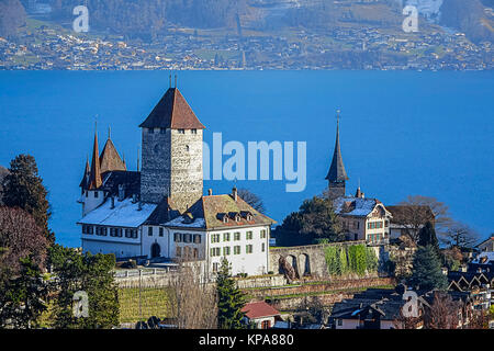 Le château de Spiez avec l'église du château Banque D'Images