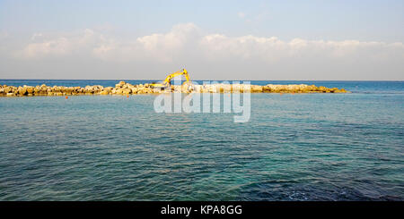 La construction d'un brise-lames dans la mer Méditerranée. Photographié en Bat Galim, Haïfa, Israël Banque D'Images