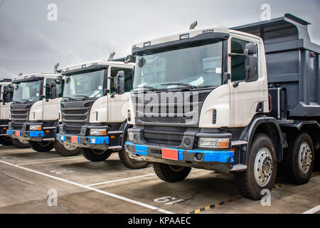 Photo de tout nouveaux camions à benne, à utiliser en construction site Banque D'Images