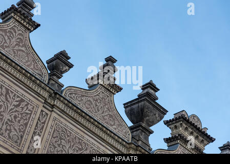 Mur jaune et marron des ornements sur façade dans Prague, République tchèque de près, contre le ciel bleu à Hradčany Square Banque D'Images