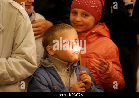 Le Bélarus, la ville de Gomel, la célébration de l'église maison de vacances de Pâques en monastère Saint-nicolas 01.05. L'année 2016. Garçon inconnu est titulaire d'une bougie.boy à l'église Banque D'Images