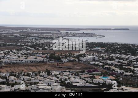 La populaire station balnéaire de Playa Blanca Lanzarote vue du haut de la Montana Roja, volcan éteint. Banque D'Images