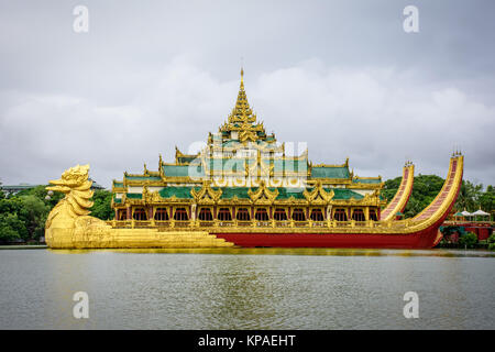 Hôtel kandawgyi palace karaweik en lac à jour nuageux, Yangon, Myanmar, mai-2017 Banque D'Images