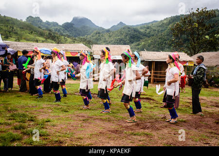 Tribu Kayan, Kayan la danse au village Kayan, l'État de Kayah, Myanmar, oct-2017 Banque D'Images