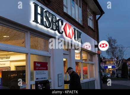 Direction générale de la banque HSBC ouvrir dans la soirée en hiver dans la région de Norfolk Arms, West Sussex, Angleterre, Royaume-Uni. Banque D'Images