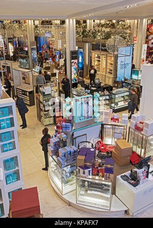 Une vue de dessus d'une partie de la section cosmétiques de Macy's Herald Square à Manhattan pendant la saison de Noël. Banque D'Images