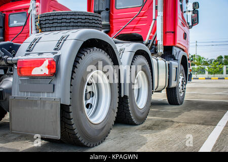 Les roues arrière et le corps du tracteur Banque D'Images