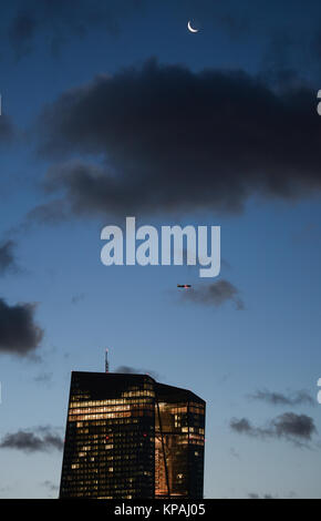 Frankfurt am Main, Allemagne. 13 Décembre, 2017. Le ciel nuageux, ciel sombre s'étend au-delà de l'immeuble de la Banque centrale européenne à Francfort am Main, Allemagne, 13 décembre 2017. Une réunion du conseil de la BCE avec les décisions relatives aux taux d'intérêt aura lieu. Credit : Arne Dedert/dpa/Alamy Live News Banque D'Images