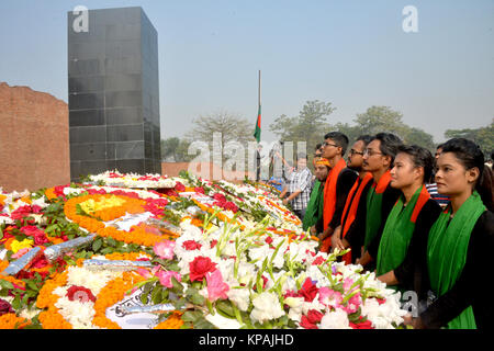 Dhaka, Bangladesh. 14 Décembre, 2017. Peuple bangladais rendre hommage avec des fleurs en face de l'intellectuel martyr Memorial à Dhaka, Bangladesh, le 14 décembre 2017. Credit : Naim-Ul-Karim/Xinhua/Alamy Live News Banque D'Images