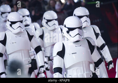 Stormtroopers assister à la 'Star Wars : Le dernier des Jedi première européenne au Royal Albert Hall le 12 décembre 2017 à Londres, Grande-Bretagne. Dans le monde d'utilisation | Banque D'Images