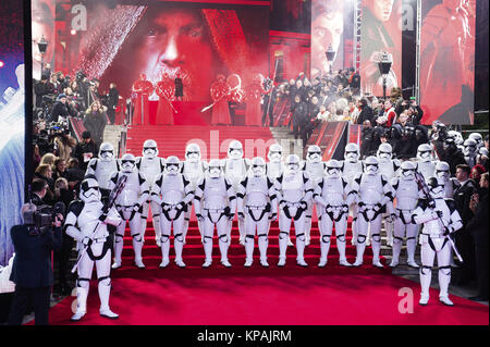 Stormtroopers assister à la 'Star Wars : Le dernier des Jedi première européenne au Royal Albert Hall le 12 décembre 2017 à Londres, Grande-Bretagne. Dans le monde d'utilisation | Banque D'Images