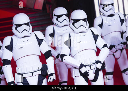 Stormtroopers assister à la 'Star Wars : Le dernier des Jedi première européenne au Royal Albert Hall le 12 décembre 2017 à Londres, Grande-Bretagne. Dans le monde d'utilisation | Banque D'Images