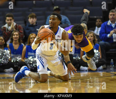 12 Décembre, 2017 ; Memphis, TN, USA ; Memphis Tigers, Jérémie MARTIN (3), et Albany, DAVID NICHOLS (13), lutte pour le ballon dans un match de basket-ball de NCAA D1. Les Memphis Tigers a défait l'Albany Great Danes, 67-58, à la FedEx Forum. Kevin Langley/CSM Banque D'Images