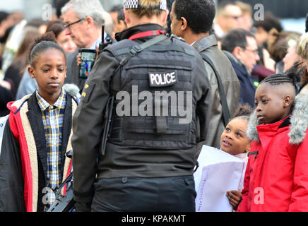 Londres, Royaume-Uni. 14 Décembre, 2017. Les survivants, les familles et les membres de la famille royale d'assister à un service à St Pauls, six mois après l'incendie de la tour de Grenfell. Les enfants de parler à un agent de police Credit : PjrFoto/Alamy Live News Banque D'Images