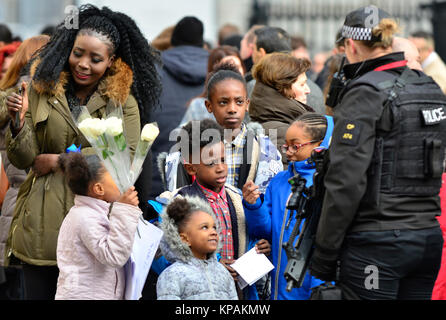 Londres, Royaume-Uni. 14 Décembre, 2017. Les survivants, les familles et les membres de la famille royale d'assister à un service à St Pauls, six mois après l'incendie de la tour de Grenfell. Les enfants de parler à un agent de police Credit : PjrFoto/Alamy Live News Banque D'Images