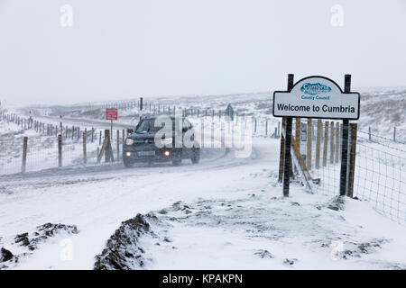 B6277, County Durham et Cumbria UK. Jeudi 14 décembre 2017. Météo britannique. Fortes averses de neige rendent la conduite automobile difficile sur la B6277 entre Middleton-in-Teesdale et Alston cet après-midi. Crédit : David Forster/Alamy Live News Banque D'Images