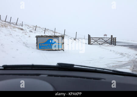 B6277, County Durham et Cumbria UK. Jeudi 14 décembre 2017. Météo britannique. Fortes averses de neige rendent la conduite automobile difficile sur la B6277 entre Middleton-in-Teesdale et Alston cet après-midi. Crédit : David Forster/Alamy Live News Banque D'Images