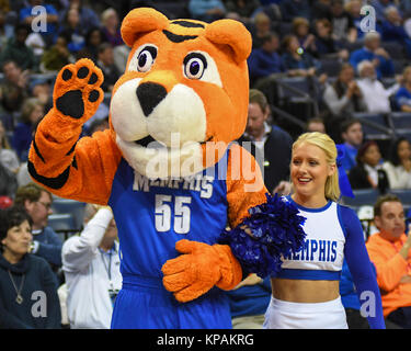 12 Décembre, 2017 ; Memphis, TN, USA ; Les Memphis Tigers mascot, POUNCER, et d'une meneuse de tigres d'effectuer au cours d'un match de basket-ball de NCAA D1. Les Memphis Tigers a défait l'Albany Great Danes, 67-58, à la FedEx Forum. Kevin Langley/CSM Banque D'Images