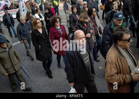 Athènes, Grèce. 14 Décembre, 2017. Les membres de l'Union communiste PAME démontrer au cours d'une réception ouverte 24h grève générale contre la politique d'austérité du gouvernement à Athènes, Grèce, 14 décembre 2017. Le slogan de la protestation se lit comme suit : "La pauvreté, les impôts, le chômage - vous (le gouvernement) ont franchi toutes les limites". Angelos Tzortzinis : Crédit/dpa/Alamy Live News Banque D'Images
