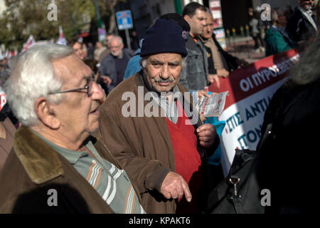 Athènes, Grèce. 14 Décembre, 2017. Les membres de l'Union communiste PAME démontrer au cours d'une réception ouverte 24h grève générale contre la politique d'austérité du gouvernement à Athènes, Grèce, 14 décembre 2017. Le slogan de la protestation se lit comme suit : "La pauvreté, les impôts, le chômage - vous (le gouvernement) ont franchi toutes les limites". Angelos Tzortzinis : Crédit/dpa/Alamy Live News Banque D'Images